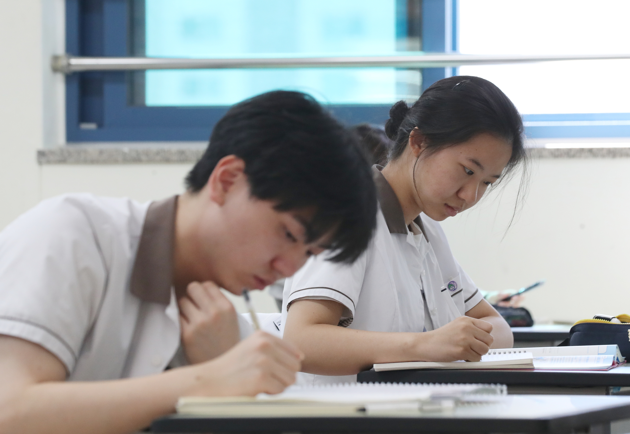 High school students study at their high school in Suwon, Gyeonggi in September. [NEWS1]