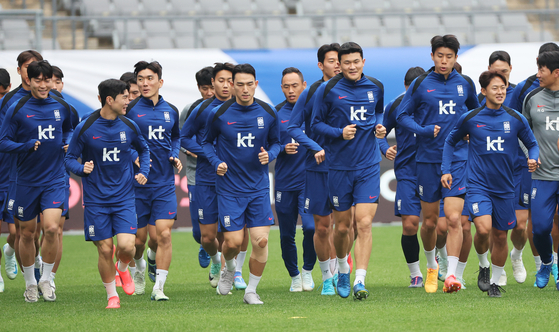 The Korean national team trains at Yongin Mireu Stadium in Yongin, Gyeonggi on Sunday. [YONHAP]