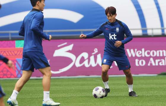 Lee Seung-woo, right, trains with the Korean national team at Yongin Mireu Stadium in Yongin, Gyeonggi on Sunday. [YONHAP]