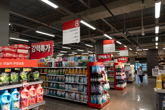 Nonfood products are relegated to a few small sections of a Homeplus Mega Food Market in Gangseo District, western Seoul. [CHO YONG-JUN]