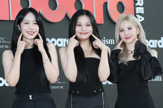 From left are VIVIZ members SinB, Umji and Eunha. [NEWS 1]