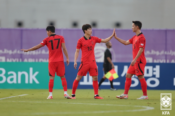 Lee Jae-sung, center, celebrates during a friendly between Korea and Iraq at New York University's Abu Dhabi campus in the United Arab Emirates on Jan. 6. [YONHAP]