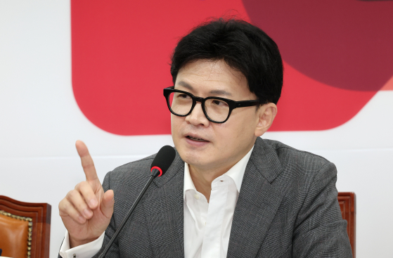 People Power Party leader Han Dong-hoon speaks at the party's supreme council meeting at the National Assembly in Yeouido, western Seoul, on Monday. [YONHAP]