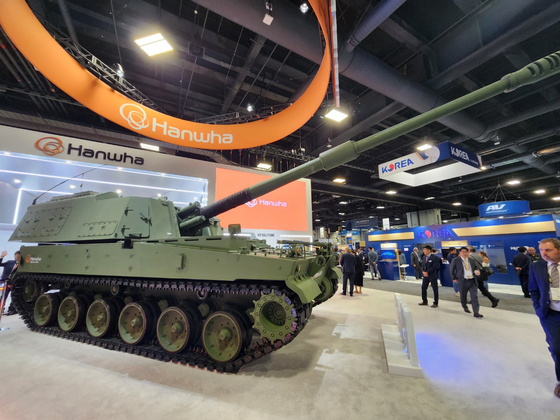 A K9 self-propelled howitzer, manufactured by Hanwha Aerospace, is on display during the Association of the United States Army 2024 Annual Meeting and Exposition at the Walter E. Washington Convention Center in Washington on Monday. [YONHAP]