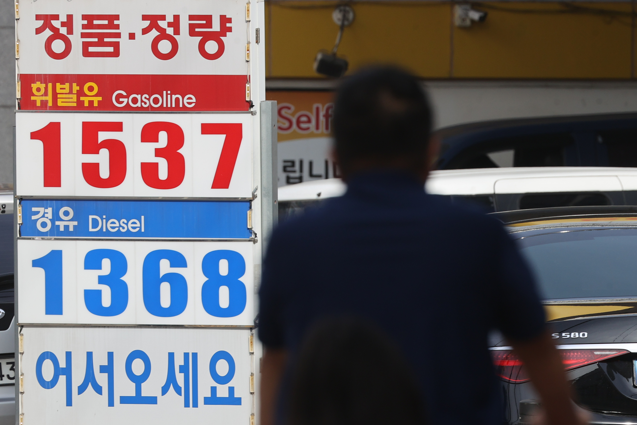 A signboard at a gas station in Seoul shows gasoline and diesel prices on Sunday. [YONHAP]