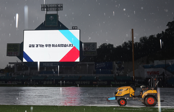 The cancellation of Monday's postseason game between the LG Twins and Samsung Lions is announced on the jumbotron at Daegu Samsung Lions Park in Daegu.  [NEWS1]