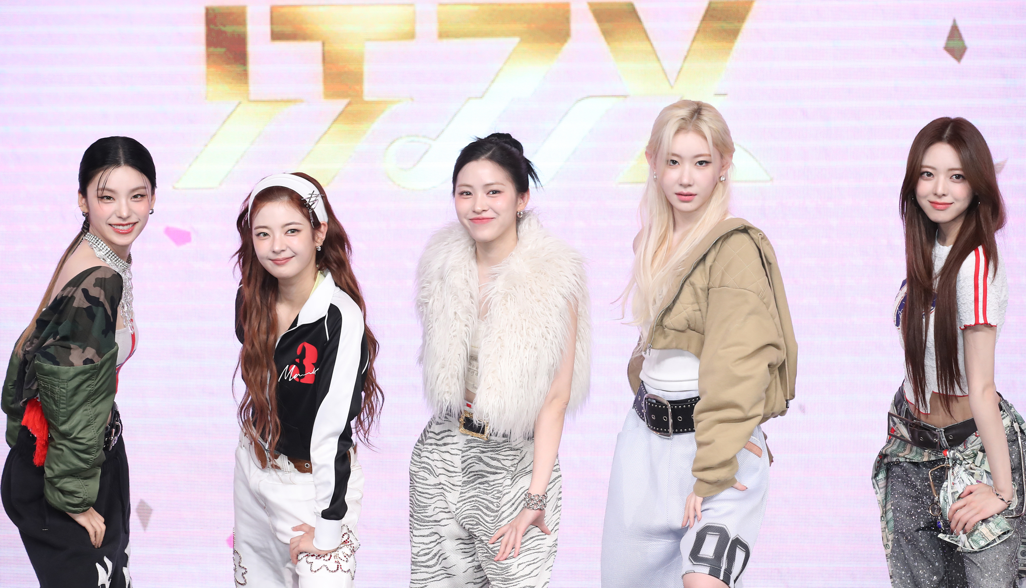 Girl group ITZY poses for photos during a press conference held on Oct. 15 in western Seoul. [NEWS1]