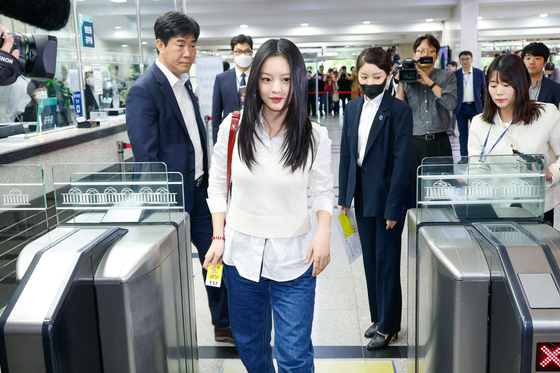 Hanni of girl group NewJeans arrives at the National Assembly in western Seoul to attend a parliamentary audit by the Environment and Labor Committee on Oct. 15. [NEWS1]