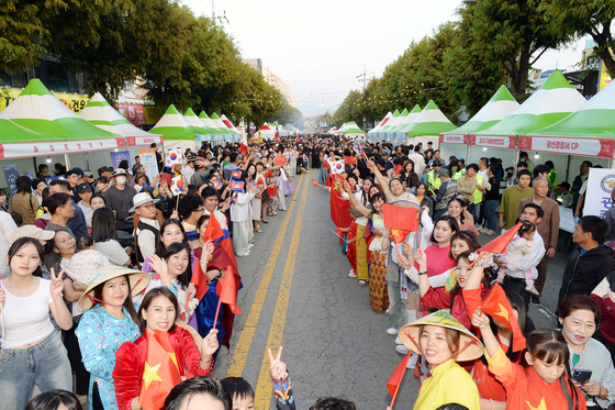 Citizens of countries around the world visit the Gwangsan World Night Market in Gwangsan District, Gwangju, on Oct. 12. [YONHAP]