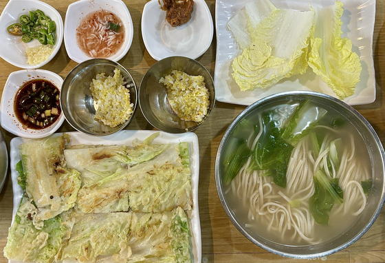 Andongjib Son Kalguksi in Dongdaemun District, eastern Seoul [LEE JIAN]