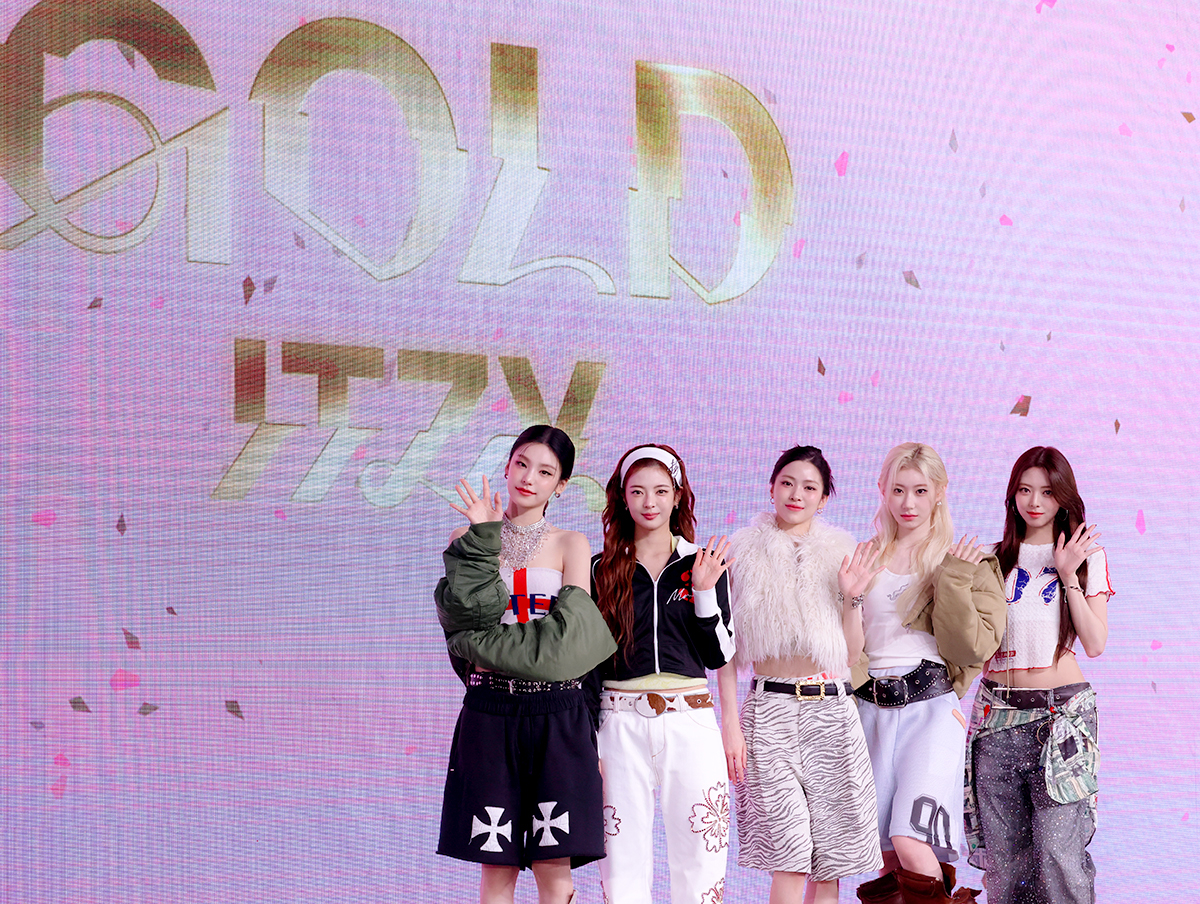 Girl group ITZY poses for photos during a press conference held on Oct. 15 in western Seoul. [JYP ENTERTAINMENT]