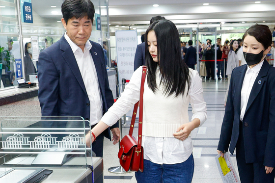 Hanni of girl group NewJeans arrives at the National Assembly in western Seoul to attend a parliamentary audit by the Environment and Labor Committee on Oct. 15. [NEWS1]