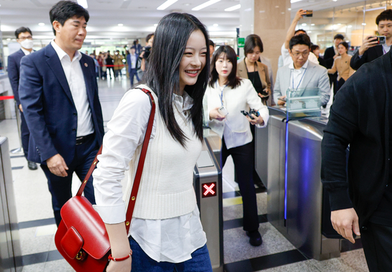 Hanni of girl group NewJeans arrives at the National Assembly in western Seoul to attend a parliamentary audit by the Environment and Labor Committee on Oct. 15. [NEWS1]