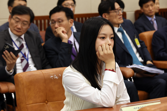 Hanni of girl group NewJeans testifies at the National Assembly's Environment and Labor Committee on Oct. 15 in western Seoul. [JOINT PRESS CORPS]