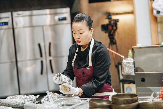 "Auntie Omakase #1" Lee Mi-ryeong on Netflix Korea's cooking survival show "Culinary Class Wars" [NETFLIX KOREA]