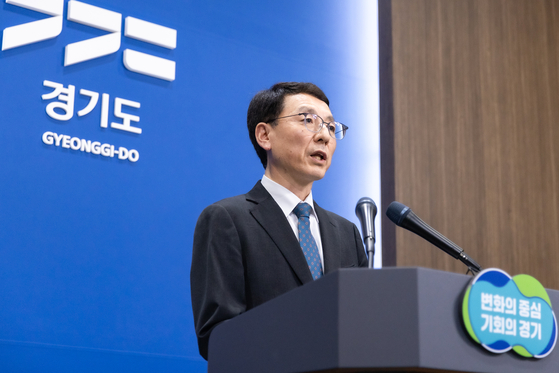 Kim Sung-joong, vice governor of Gyeonggi, announces the designation of danger zones within the province in a briefing in Suwon, Gyeonggi, on Tuesday. [YONHAP] 