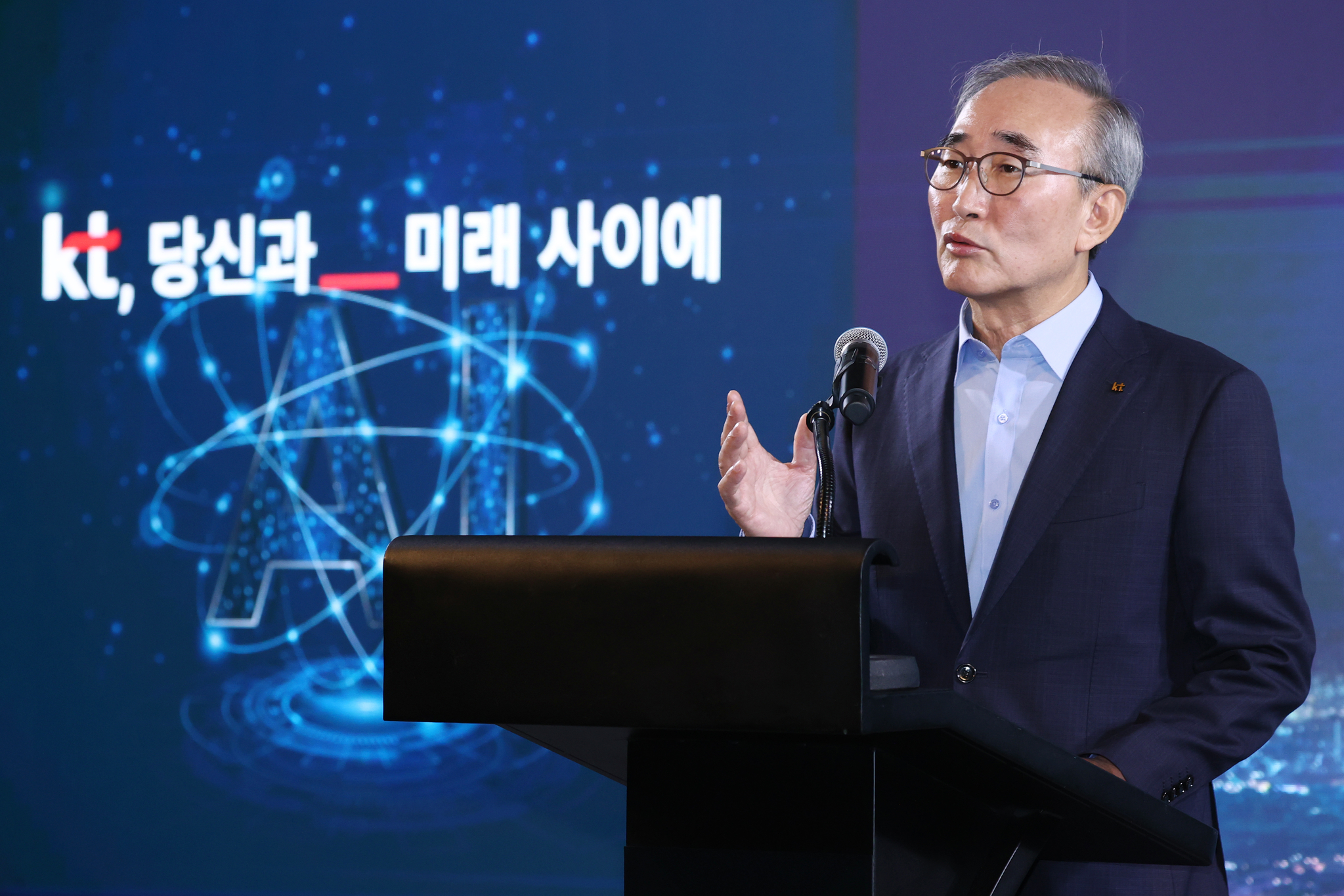 KT CEO Kim Young-shub speaks at a press event to explain the company's five-year partnership with Microsoft in central Seoul on Thursday. [YONHAP]