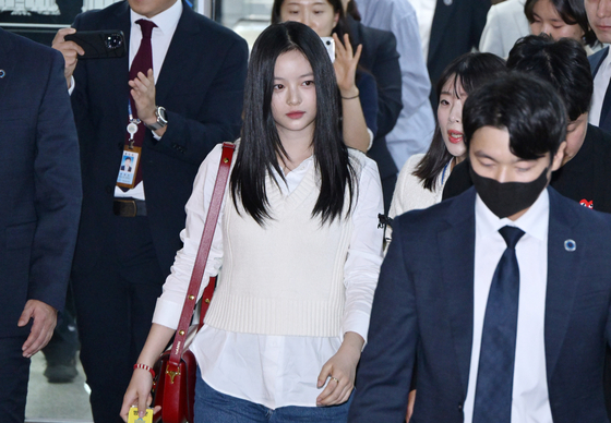 Hanni of girl group NewJeans arrives at the National Assembly in western Seoul to attend a parliamentary audit by the Environment and Labor Committee on Oct. 15. [JOINT PRESS CORPS]