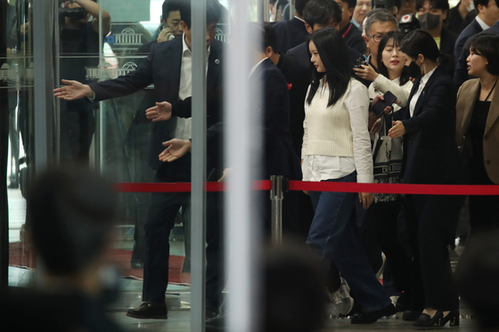 Hanni of girl group NewJeans arrives at the National Assembly in western Seoul to attend a parliamentary audit by the Environment and Labor Committee on Oct. 15. [NEWS1]