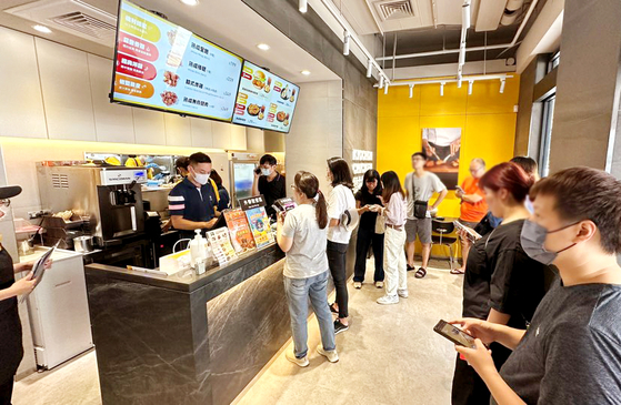 Korean fried chicken franchise Kyochon's fifth store in Taiwan is located in Taichung, a city known for its bustling night markets and shopping. [KYOCHON F&B]