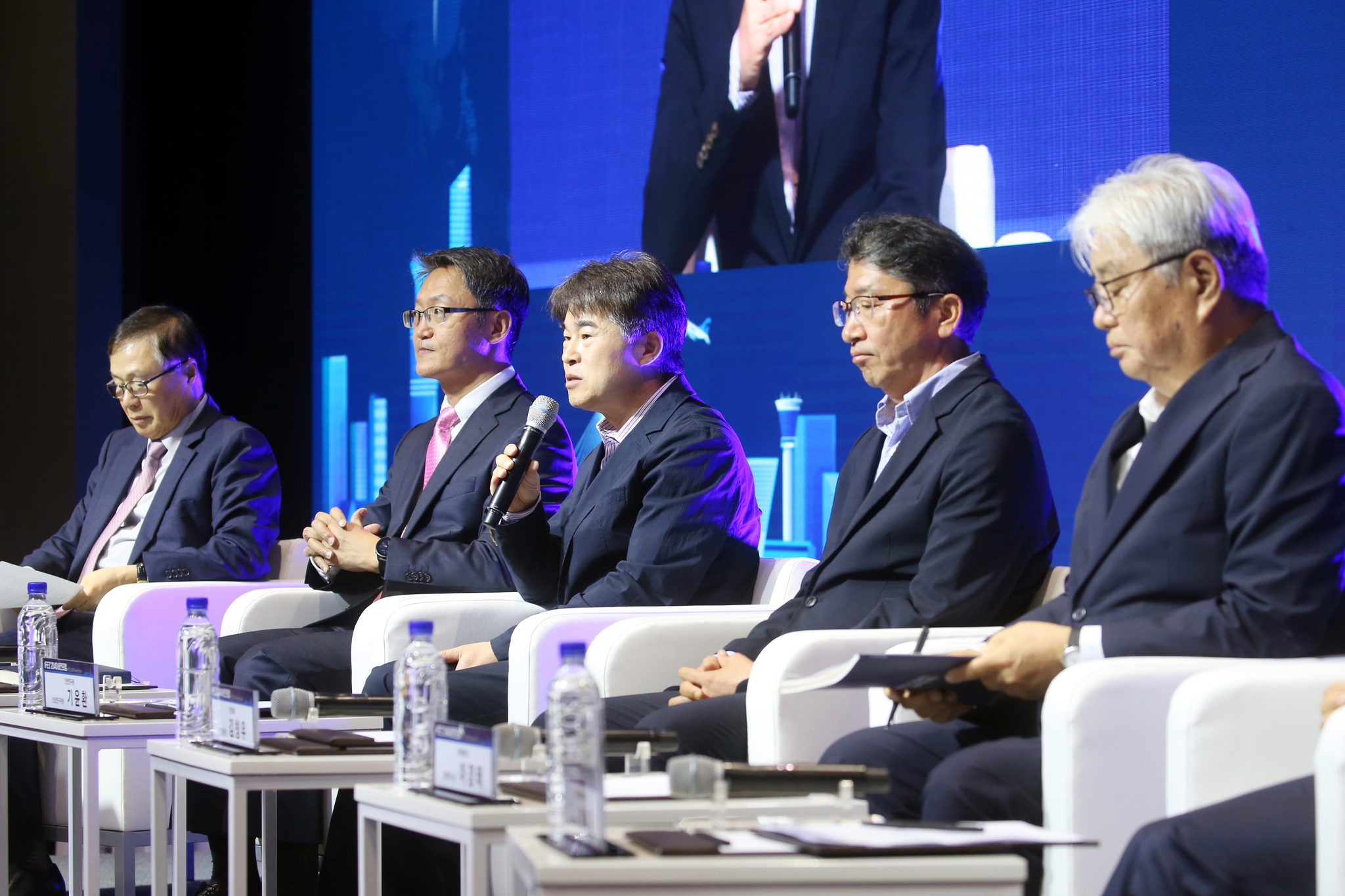 Speakers discuss strategies for the Incheon Free Economic Zone's (IFEZ) future development in a panel dicussion at the IFEZ 2040 Vision Forum held at the Gyeongwonjae Ambassador Incheon Hotel on Tuesday. [INCHEON FREE ECONOMIC ZONE AUTHORITY]