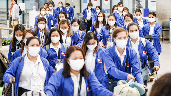 Caregivers from the Philippines enter South Korea at Incheon airport, west of Seoul, on Aug. 6 for a pilot project to ease child care burdens in households. [NEWS1]