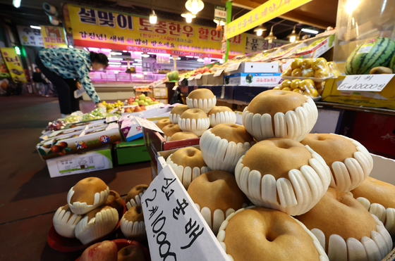 Pictured are pears for sale at Mapo Agricultural and Marine Products Market in Mapo District, western Seoul, on Tuesday. [YONHAP]