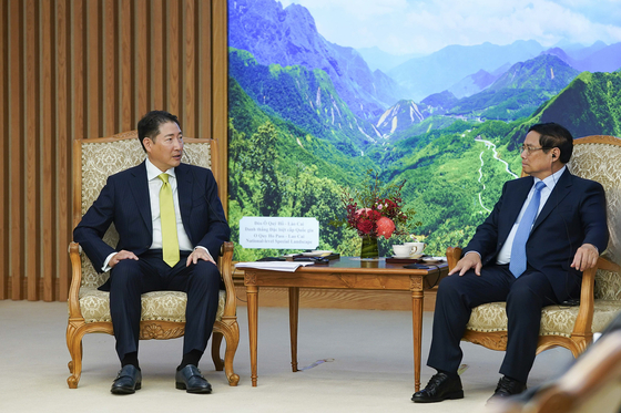 Hyosung Chairman Cho Hyun-joon talks with Vietnamese Prime Minister Pham Minh Chinh in Hanoi on Monday. [HYOSUNG]