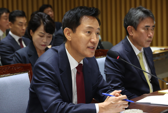 Seoul Mayor Oh Se-hoon speaks during a parliamentary audit session at City Hall in central Seoul on Tuesday. [YONHAP] 