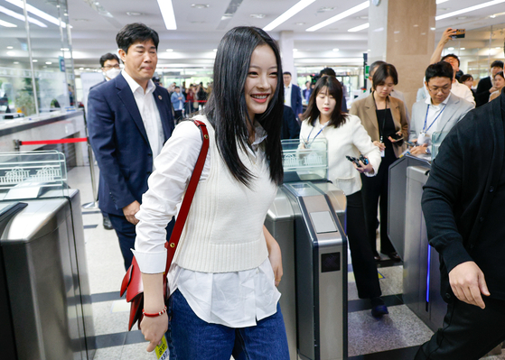 Hanni of girl group NewJeans arrives at the National Assembly in western Seoul to attend a parliamentary audit by the Environment and Labor Committee on Oct. 15. [NEWS1]