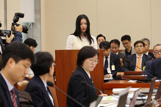 Hanni of girl group NewJeans testifies at the National Assembly's Environment and Labor Committee on Oct. 15 in western Seoul. [JOINT PRESS CORPS]