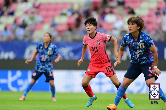 Korea's Ji So-yun, center, in action during the EAFF E-1 Women’s Football Championship against Japan at Ibaraki Kashima Soccer Stadium in Japan on July 19, 2022. [KFA] 