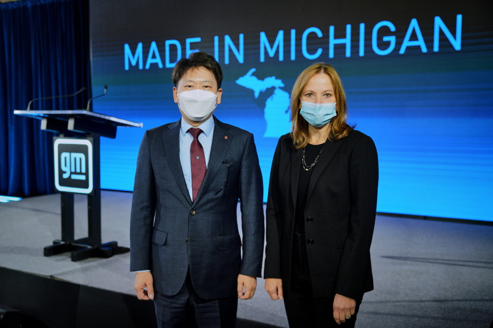 Kim Dong-myung, left, CEO of LG Energy Solution and Mary Barra, CEO of General Motors, pose for a photo after making their investment plan to build a third battery plant in Lansing, Michigan. [LG ENERGY SOLUTION]