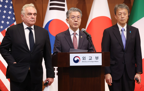  South Korean Vice Foreign Minister Kim Hong-kyun, center, U.S. Deputy Secretary of State Kurt Campbell, left, and Japanese Vice Foreign Minister Masataka Okano announce the new intergovernmental body on monitoring North Korea sanctions at the Ministry of Foreign Affairs in central Seoul on Wednesday. [KIM KYEONG-ROK]