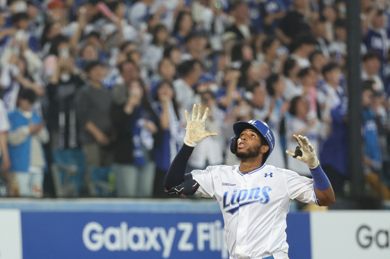 Lewin Diaz rounds the bases after hitting a two-run home run during Game 2 of the second round of KBO playoffs between the LG Twins and Samsung Lions at Daegu Samsung Lions Park in Daegu on Tuesday.  [YONHAP]