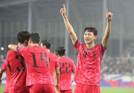 Korea's Lee Jae-sung, right, celebrates during a 2026 World Cup qualifer against Iraq at Yongin Mireu Stadium in Yongin, Gyeonggi on Tuesday. [NEWS1]