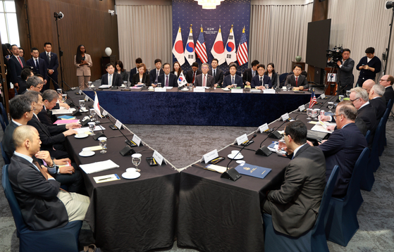 South Korean First Vice Foreign Minister Kim Hong-kyun, center, U.S. Deputy Secretary of State Kurt Campbell and Japanese Vice Foreign Minister Masataka Okano hold the 14th vice-ministerial meeting in central Seoul on Wednesday. [KIM KYEONG-ROK]