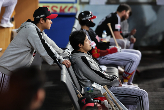 LG Twins players watch from the dugout during Game 2 of the second round of KBO playoffs between the LG Twins and Samsung Lions at Daegu Samsung Lions Park in Daegu on Tuesday.  [NEWS1]