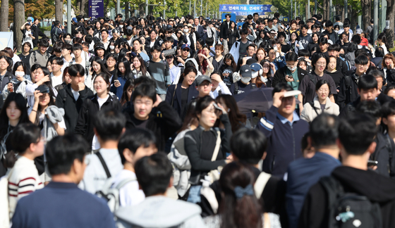 Yonsei University's campus in Seodaemun District, western Seoul, is filled with students on Oct. 12, the day of the university admissions written test. [NEWS1]