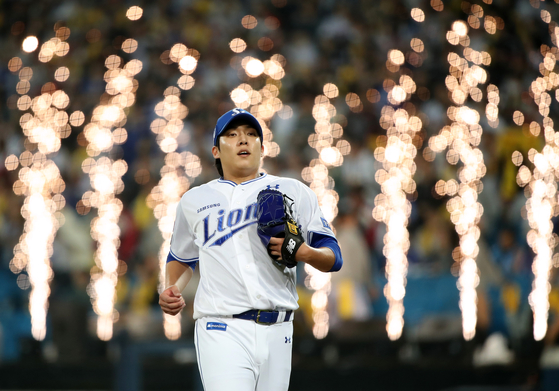 Samsung starter Won Tae-in prepares to pitch during Game 2 of the second round of KBO playoffs between the LG Twins and Samsung Lions at Daegu Samsung Lions Park in Daegu on Tuesday. [NEWS1]