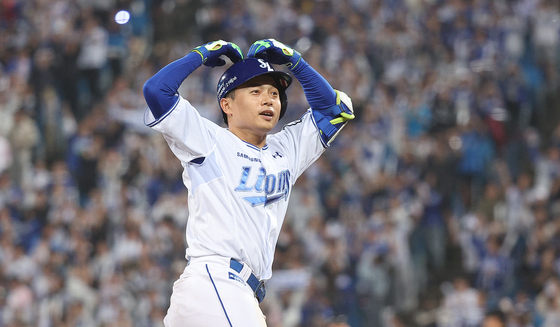 Kim Hun-gon rounds the bases after hitting a two-run home run during Game 2 of the second round of KBO playoffs between the LG Twins and Samsung Lions at Daegu Samsung Lions Park in Daegu on Tuesday.  [YONHAP]