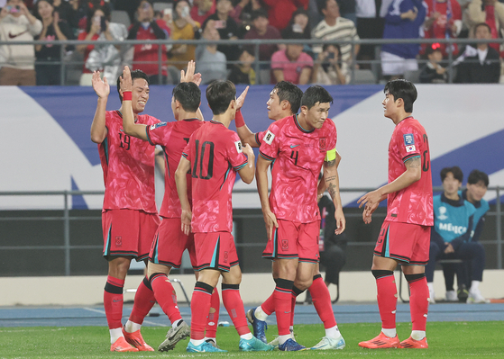 The Korean national team celebrate during a 2026 World Cup qualifer against Iraq at Yongin Mireu Stadium in Yongin, Gyeonggi on Tuesday. [NEWS1]