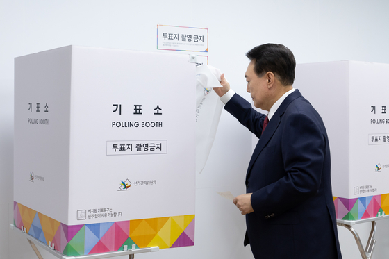 President Yoon Suk Yeol enters a polling booth in Yongsan District, central Seoul, on Wednesday to cast his vote in the by-election for the city’s next education superintendent. [PRESIDENTIAL OFFICE] 