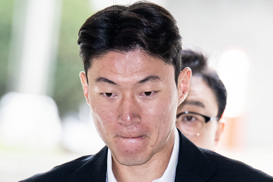 Footballer Hwang Ui-jo, charged for illegally filming his sexual encounters with partners, attends his first trial held at the Seoul Central District Court in Songpa District, southern Seoul on Wednesday. [NEWS1]