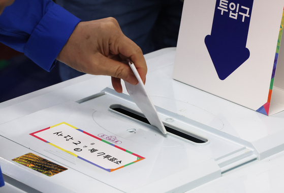 A voter casts a ballot at a polling station in Dongjak District, southern Seoul, on Wednesday during the by-election to choose the city’s next education superintendent. [YONHAP] 