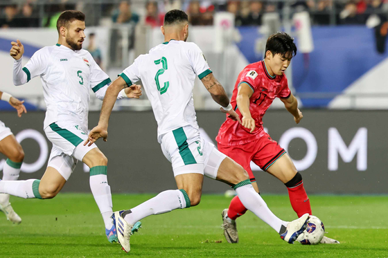 Korea's Bae Jun-ho, right, dribbles during a 2026 World Cup qualifer against Iraq at Yongin Mireu Stadium in Yongin, Gyeonggi on Tuesday. [NEWS1]