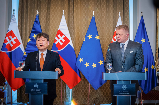 Hyundai Mobis CEO Lee Gyu-suk, left, and Slovak Prime Minister Robert Fico attend the signing ceremony for building EV parts factories in the European country at the Slovak Government Office on Tuesday. [HYUNDAI MOBIS] 