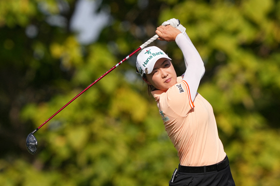 Minjee Lee plays her shot from the second tee during the second round of the Kroger Queen City Championship presented by P&G 2024 at TPC River's Bend on Sept. 20 in Maineville, Ohio. [AFP/YONHAP]