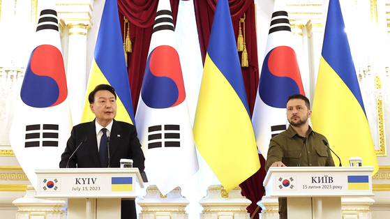 Korean President Yoon Suk Yeol, left, and Ukrainian President Volodymyr Zelensky hold a joint press conference at the Mariinsky Palace, the official presidential residence, in Kyiv on July 15, 2023. [PRESIDENTIAL OFFICE]