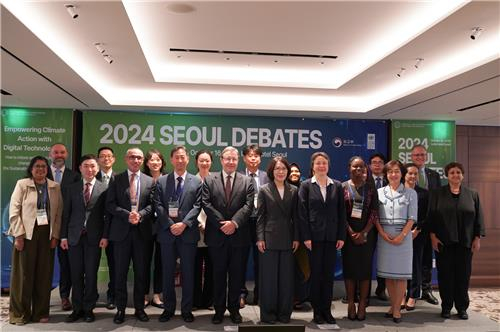 Participants of Seoul Debates pose for a photo in Seoul Wednesday. [YONHAP]